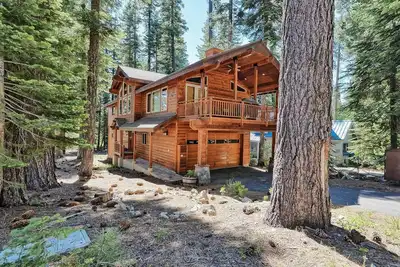 Image de Superbe maison de style chalet nichée dans la promenade des pins, à pied du lac Tahoe!