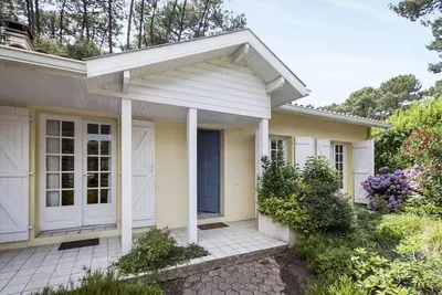 Image de Villa des Marmottes    terrasse en bois à l'arrière. Wifi gratuit