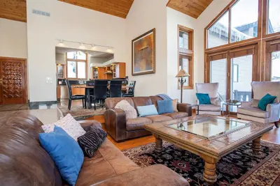 Image de Belle maison alpine avec vue panoramique depuis le pont, concept ouvert, bain à remous