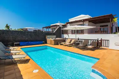 Image de Belle villa spacieuse avec piscine chauffée, jacuzzi, vue mer / montagne, climatisation