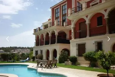 Image de Magnifique étage Grd 3 chambres 2 salles de bain Appartement donnant sur le golf, à 10 pas de la piscine!