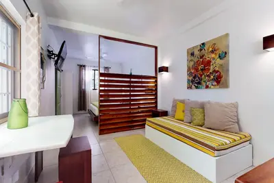 Image de Studio tropical avec terrasse - à quelques pas de la mer, des taxis nautiques, des restaurants et des visites!