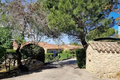 Image de Bastidon***, de plain-pied, avec jardin privatif, vue sur le Lubéron, piscine. . .