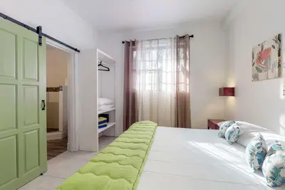 Image de Deux studios tropicaux ouverts avec un excellent emplacement Ă deux pas de la plage et des restaurants!
