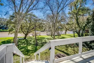 Image de Dock Holiday - Cozy Waterfront Cottage Animaux acceptés sur Caney Creek!