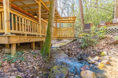 Image de Bear Creek Cabin | Centre-ville Helen | Bord du ruisseau | Fire Pit | Cabine entièrement approvisionnée