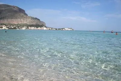 Image de En Face De La Mer - Un charmant appartement dans les 20 mètres carrés de la plage de Mondello