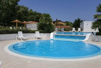 Image de Belle villa de deux chambres avec vue sur la mer, nager dans la piscine, la culture et la détente.