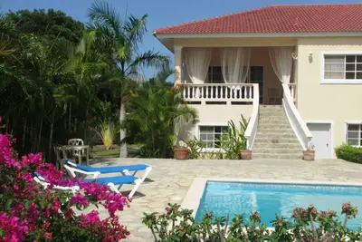 Image de Villa accueillante pour 4 personnes dans le centre de Sosua avec piscine / jardin privé