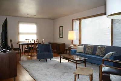 Image de Mid-Century Upper dans Riverwest