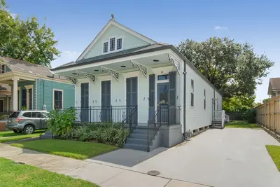 Image de Nouvelle maison de luxe près du quartier français pour 8-10 personnes