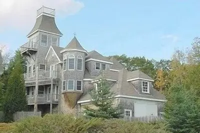 Image de «La maison du château» de l'île Rutherfords, Christmas Cove