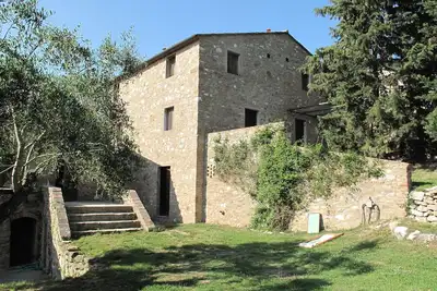 Image de une maison toscane confortable et spacieux entre les cyprès et la mer