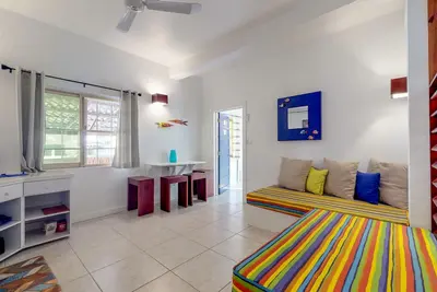 Image de Studio avec une ambiance tropicale - à seulement cinq minutes des taxis nautiques et de la plage