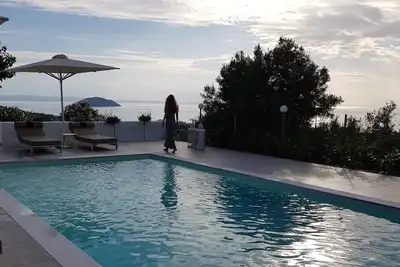 Image de Magnifique villa avec piscine privée et vue mer panoramique à couper le souffle.