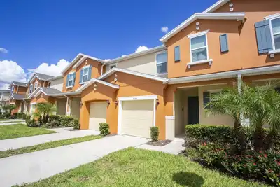 Image de Belle maison de ville, 4 chambres à coucher, 3. 5 salles de bain, grand espace, confortable et confortable maison