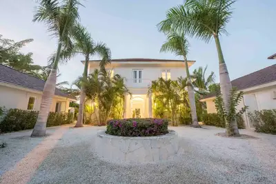 Image de Villa récemment vue et meublée avec vue sur le golf à 3 minutes de la plage