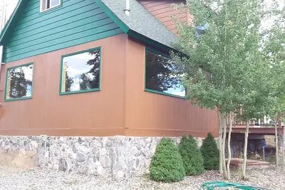 Image de Motoneige et Vtt juste devant la porte d'entrée