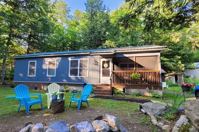 Image de Canada Lake Cottage niché dans les bois