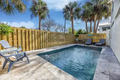 Image de * Maison de construction neuve * avec piscine chauffée en option. * Lot de coin *