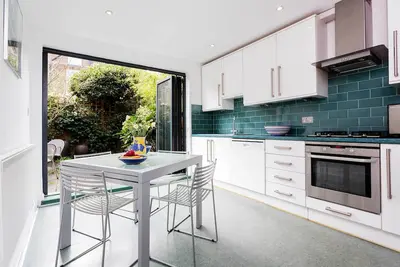 Image de 3 Br maison dans une région accueillante ouest de Londres. 20 min de trajet vers Kensington (Veeve)