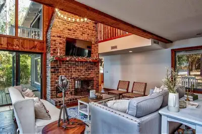 Image de 6 Acre Lakefront Farmhouse W / Ski Lake Access, kayak, Sup et pêche au bar