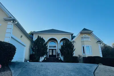 Image de Luxueux Mini Manoir à 15 minutes du centre-ville * Capacité d'accueil 20 * Salle de réception et patio ouvert