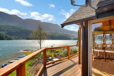 La meilleure maison au bord du lac avec toutes les commodités disponibles - vous allez l'adorer!