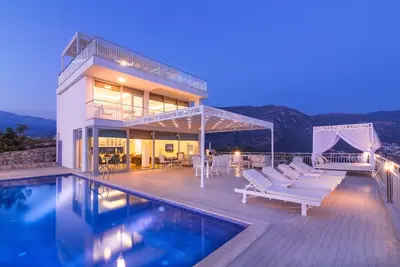 Image de Superbe villa de 4 chambres avec piscine intérieure et extérieure, sauna et salle de sport, vue magnifique sur la mer