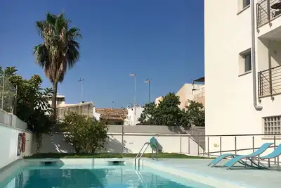 Image de Appartement contemporain avec vue sur la mer, piscine, à seulement 100 mètres de Pine Walk et de la plage