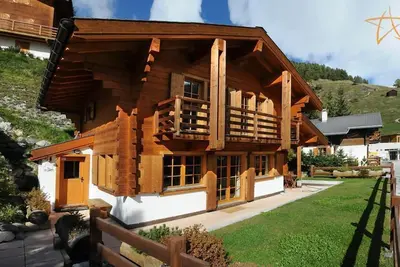 Image de Extérieur : chalet pour 6 personnes, balcon, terrasse mi- couverte avec mobilier, jardin, très belle