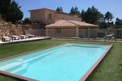 Image de 2 villas mitoyennes partageant une piscine sur 1200m² de terrain