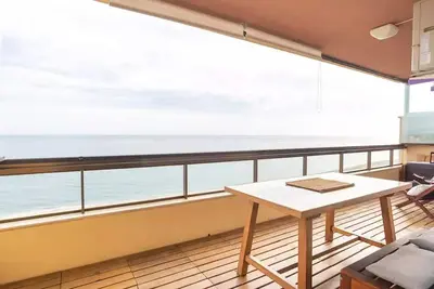Image de Appartement en première ligne de plage au centre d’Estepona avec parking privé