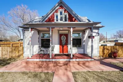 Image de Nouveau centre-ville 3br / 2 Bath, 7 couchages, immense cour, cuisine mise �� jour, animaux ok