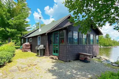 Image de Deux chambres avec une mezzanine sur le lac Saddleback.