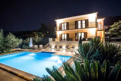 Image de Villa à Split pour jusqu'à 12 avec piscine chauffée près de Split et de la plage