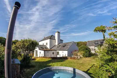 Image de Nouveau! Bangeston Farmhouse - bain à remous, près des plages de surf, chemin de la côte, chiens bienvenus