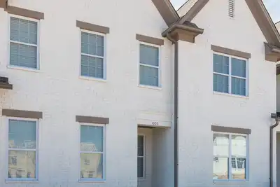 Image de Nouveau 3 Bdr Townhome Luxury à Oxford - 5 minutes de la place et de l'université