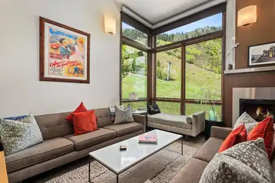 Image de Luxury Aspen Retreat - À pied des restaurants / boutiques, des 2 balcons, du bain à remous et de la piscine extérieure / Tennis en été