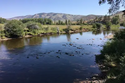 Image de El Rancho Pequeno, mouche de premier plan de pêche de la famille dans le Wyoming.