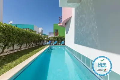 Image de Villa avec piscine privée, jardin, terrasse et vue mer