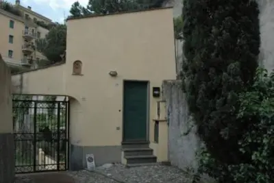 Image de petite maison indépendante avec jardin et parking, dans le coeur de la ville de Gênes