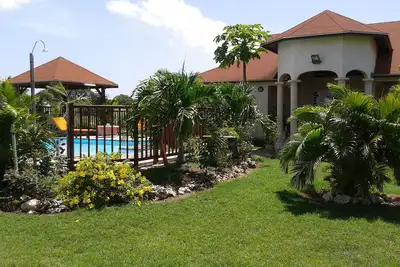 Image de Villa standing 4**** étoiles et grand jardin piscine à 9mn en voiture des plages