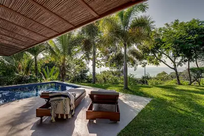 Image de Villa isolée et luxueuse avec piscine privée. Jungle incroyable et vue sur la mer.