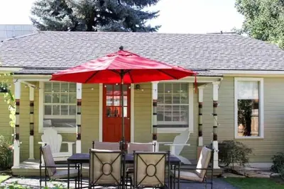 Image de Charmant studio cottage dans une rue calme avec un magnifique aménagement paysager et des jardins