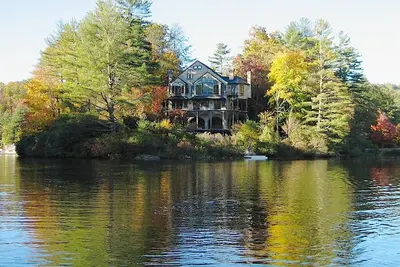Image de La Chatelaine, Beau Chateau Francais Du Lac Dans Les Hautes-Terres, Nc