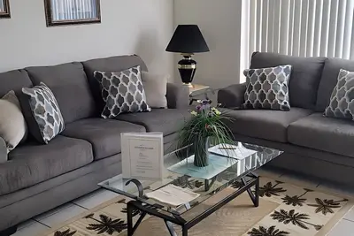 Image de Une date avec Disney - Windsor Hills Townhome. À la maison!