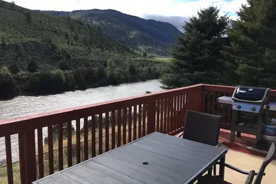 Image de River Front Condos, à 10 min de Yellowstone Park sur Historic Slip n Slide Ranch