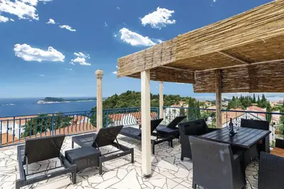 Image de Appartement familial en duplex avec une nouvelle piscine!