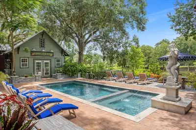 Image de Mills Cottage sur le petit lac